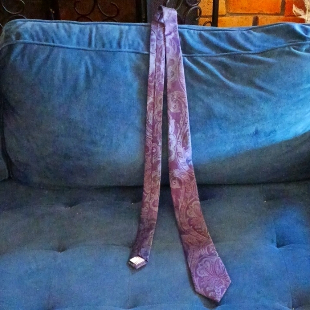 BRAND NEW JOs A. BANK PURPLE PAISLEY TIE. SELLS FOR $59.50